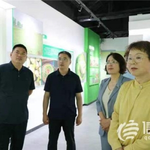 青島市政協(xié)文化文史和學(xué)習(xí)委員會(huì)與市美術(shù)館赴平度仁兆開展“五進(jìn)五送”活動(dòng)