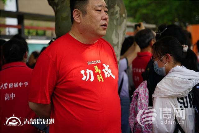 直擊高考：旗袍、紅T恤還不夠 有家長(zhǎng)帶上萌寵來送考