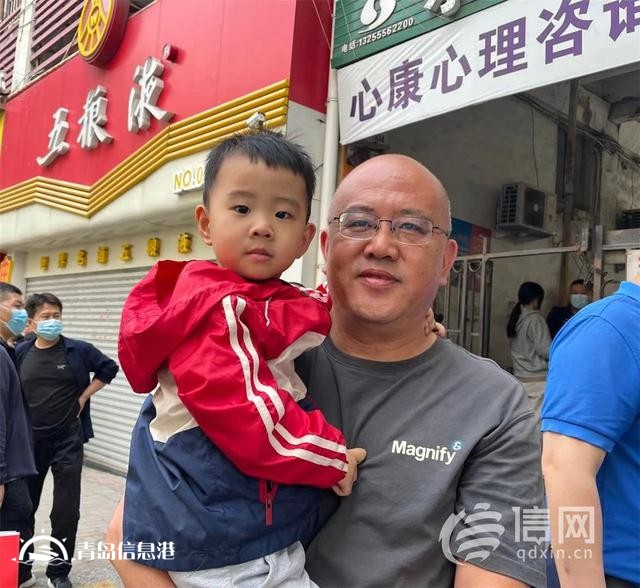 直擊高考：旗袍、紅T恤還不夠 有家長(zhǎng)帶上萌寵來送考
