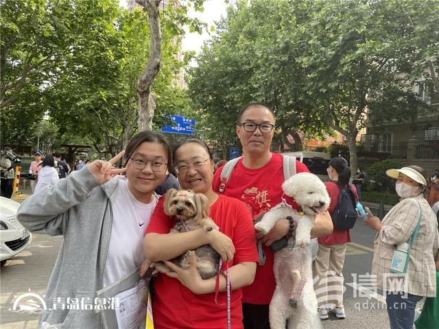 直擊高考：旗袍、紅T恤還不夠 有家長(zhǎng)帶上萌寵來送考