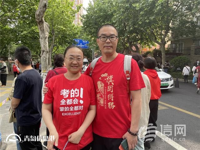 直擊高考：旗袍、紅T恤還不夠 有家長(zhǎng)帶上萌寵來送考