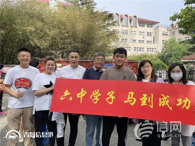 直擊高考：旗袍、紅T恤還不夠 有家長(zhǎng)帶上萌寵來送考