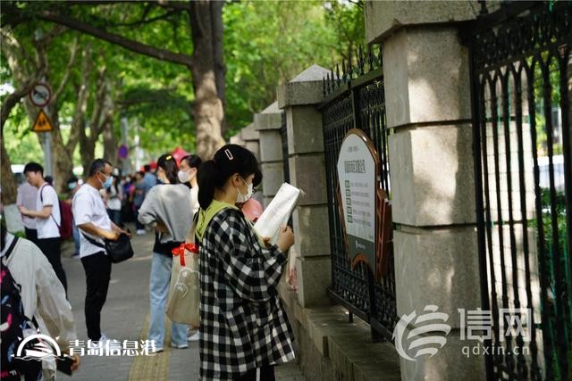 直擊高考：旗袍、紅T恤還不夠 有家長(zhǎng)帶上萌寵來送考