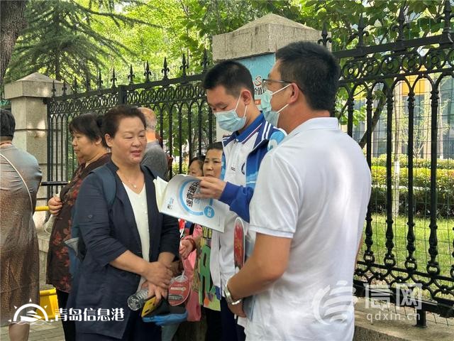 直擊高考：旗袍、紅T恤還不夠 有家長(zhǎng)帶上萌寵來送考