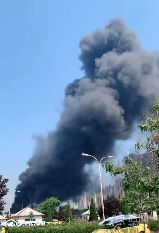 青島一閑置倉(cāng)庫(kù)起火 明火20分鐘被撲滅無(wú)人員傷亡