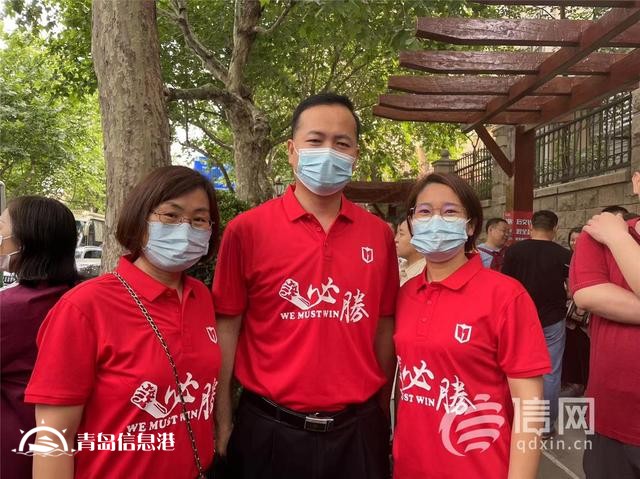 直擊高考：青島送考老師排隊與考生擊掌 送上祝福