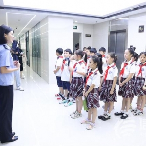 鎮(zhèn)小學子走進青島反詐中心 沉浸式體驗電詐辦案現(xiàn)場