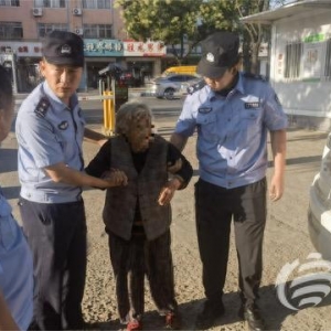 九旬老人獨自出門不慎受傷 城陽警方緊急將其送往醫(yī)院