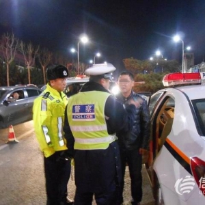 飲酒司機(jī)躲查車沖進(jìn)死胡同 檢測后方知還沒達(dá)標(biāo)