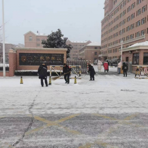 鳳臺(tái)執(zhí)法中隊(duì)“迎雪而上”迅速開展掃雪除冰行動(dòng)
