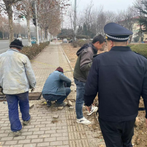違規(guī)挖掘人行道不可取，開發(fā)區(qū)中隊(duì)黨支部依法查處