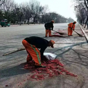 全力清理煙花爆竹殘屑，守護(hù)城鎮(zhèn)清潔