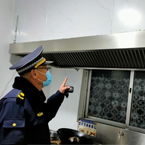 平度市東閣街道執(zhí)法中隊整治餐飲油煙污染，改善人居環(huán)境