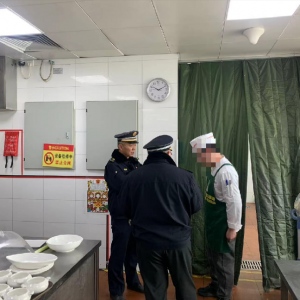 鳳臺執(zhí)法中隊創(chuàng)新執(zhí)法模式 有效助推餐飲油煙治理成效