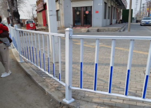 護欄受損及時修復，道路出行安全為先