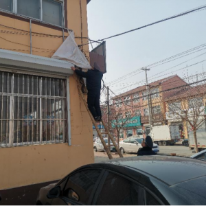 依法拆除違規(guī)廣告牌，進一步改善城市面貌