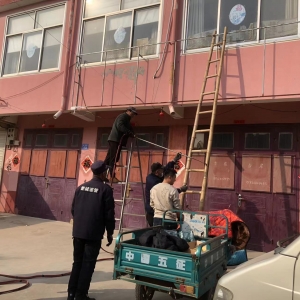 拆除違規(guī)大型戶外廣告牌消除安全隱患