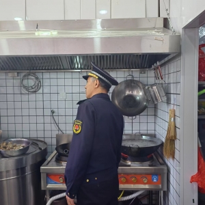 南村執(zhí)法中隊開展餐飲油煙執(zhí)法檢查，營造清新潔凈城鎮(zhèn)環(huán)境！ ...