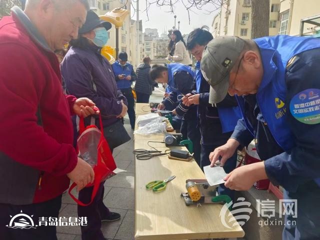 “一站式”幫居民解難題 香港中路街道開展便民服務大集
