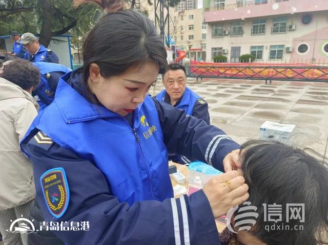 遼源路街道開展便民服務(wù)大集 交警向居民普及假期文明出行知識