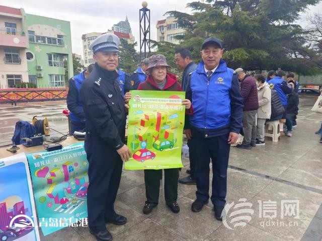 遼源路街道開展便民服務(wù)大集 交警向居民普及假期文明出行知識