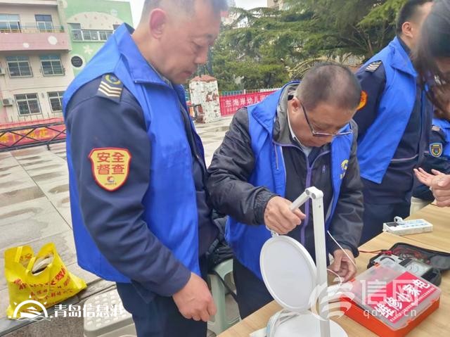 遼源路街道開展便民服務(wù)大集 交警向居民普及假期文明出行知識