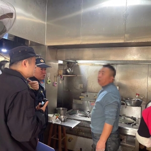 平度市東閣街道執(zhí)法中隊(duì)整治餐飲油煙，讓“煙火氣”不再擾民 ...