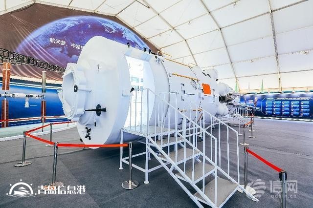 “大國重器”社會課堂 愛國主義教育航天展在青島金沙灘啤酒城開幕