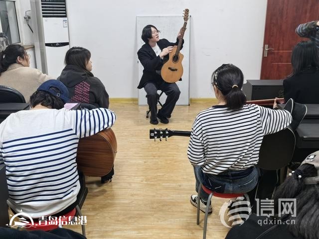 白天上班晚上學特長 青島市北區(qū)藝術夜校受到市民追捧