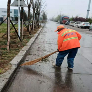 雨天作業(yè)不停歇，全力恢復轄區(qū)環(huán)境衛(wèi)生