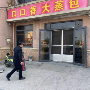 執(zhí)法+信用治理店外經(jīng)營行為 營造整潔鎮(zhèn)容環(huán)境
