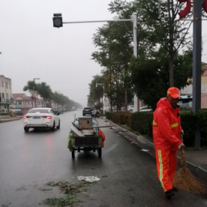 金陽光環(huán)衛(wèi)冒雨清理大集，保障轄區(qū)環(huán)境 干凈整潔