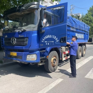 平度市東閣街道執(zhí)法中隊加強揚塵污染整治，守護“夏日藍” ...