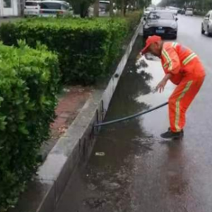 全面清理雨后路面淤泥積水，保持良好 道路環(huán)境