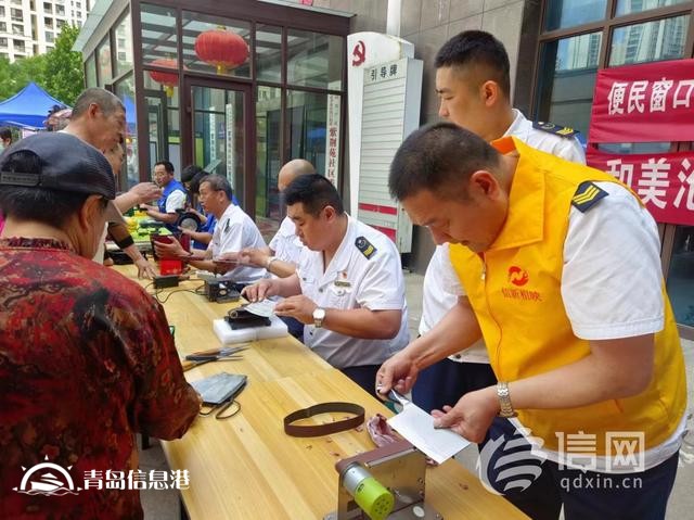 濃濃端午情 信新相映便民服務(wù)大集走進(jìn)紫荊苑社區(qū)
