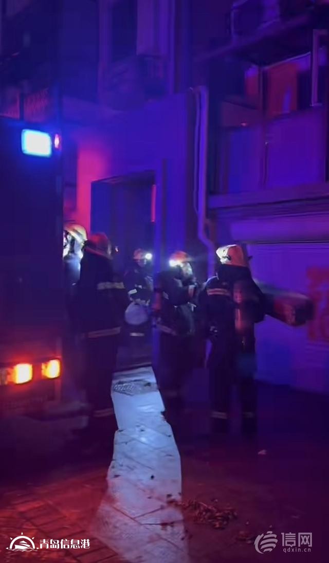 平度金色東城曦園一居民樓突發(fā)火情 消防員到場迅速處置