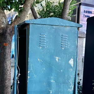 信號箱封閉門“四敞大開” 市民擔(dān)心有安全隱患