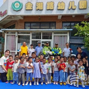 信新相映走進(jìn)金湖路幼兒園 讓孩子們體驗(yàn)當(dāng)“小鐵騎”的樂趣