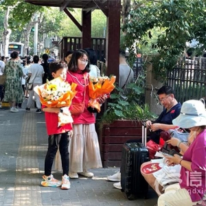 直擊高考：2024年高考落下帷幕 “顯眼包”花式接考排面拉滿