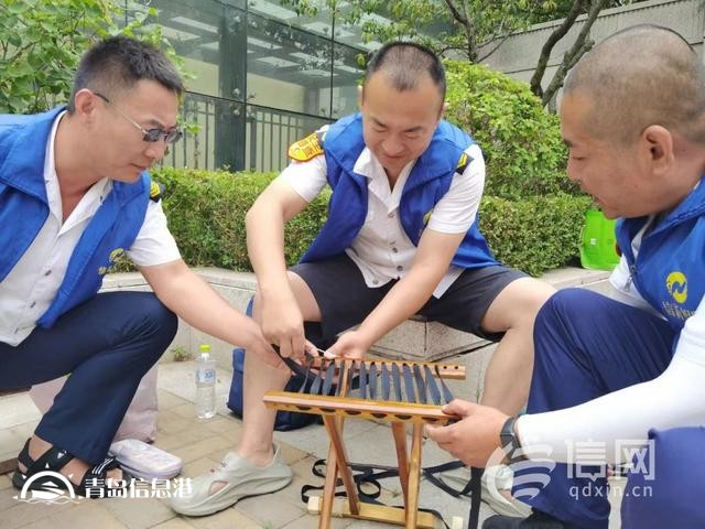 信新相映走進錦苑社區(qū) 志愿者磨刀、維修鍋具樣樣在行