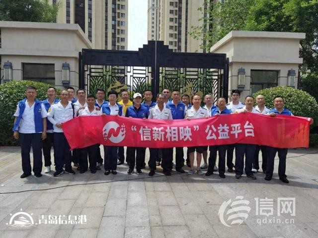 信新相映走進錦苑社區(qū) 志愿者磨刀、維修鍋具樣樣在行