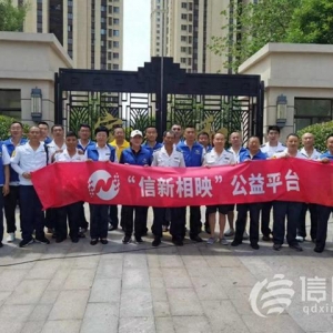信新相映走進(jìn)錦苑社區(qū) 志愿者磨刀、維修鍋具樣樣在行