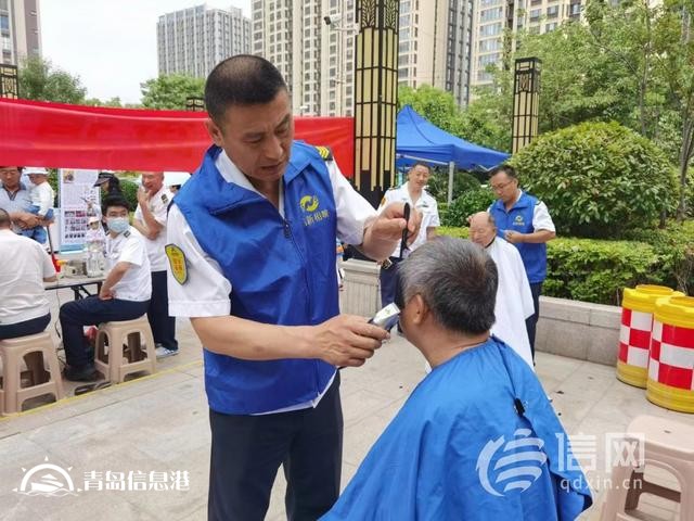 信新相映走進錦苑社區(qū) 志愿者磨刀、維修鍋具樣樣在行