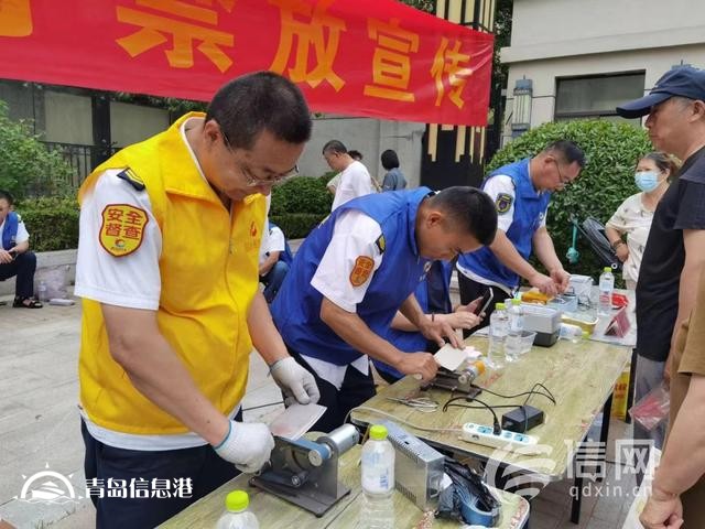 信新相映走進錦苑社區(qū) 志愿者磨刀、維修鍋具樣樣在行