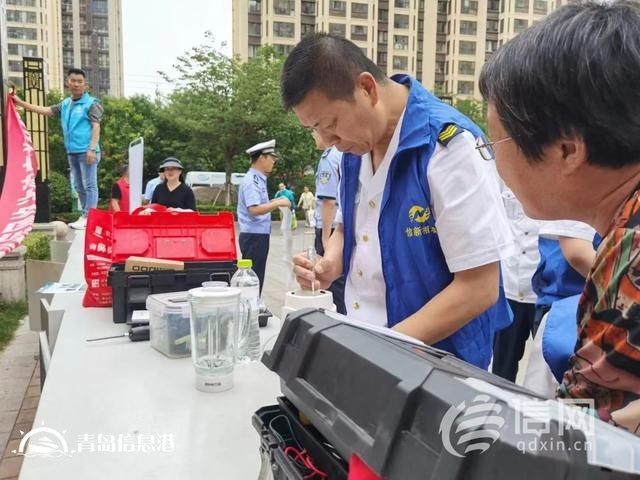 信新相映走進錦苑社區(qū) 志愿者磨刀、維修鍋具樣樣在行