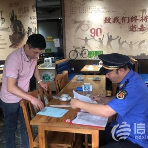 寧夏路街道拆除違規(guī)招牌 打造街道“高顏值”形象