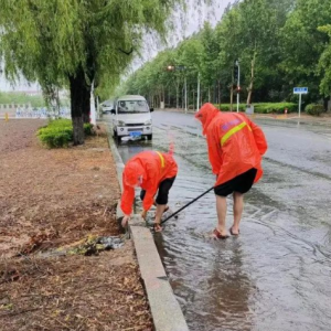 金陽光環(huán)衛(wèi)全力做好雨天道路清理工作