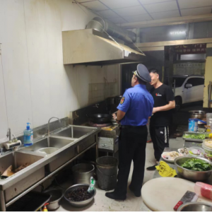 信用+執(zhí)法大力開(kāi)展餐飲油煙夜查行動(dòng)