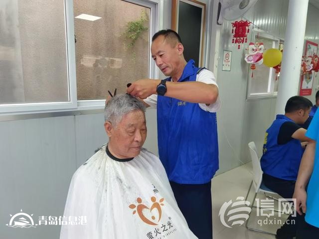信新相映走進(jìn)四流北路社區(qū) “95”后志愿者給團(tuán)隊(duì)增添年輕元素