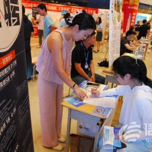 即墨區(qū)高校畢業(yè)生雙向招聘會(huì)舉行 吸引1200名求職者到場